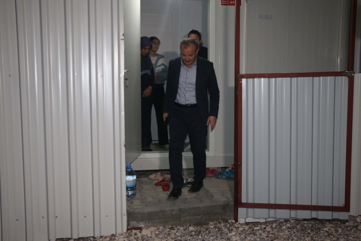 Başkan Kılınç, Konteyner kentte kapı kapı gezerek vatandaşları dinledi