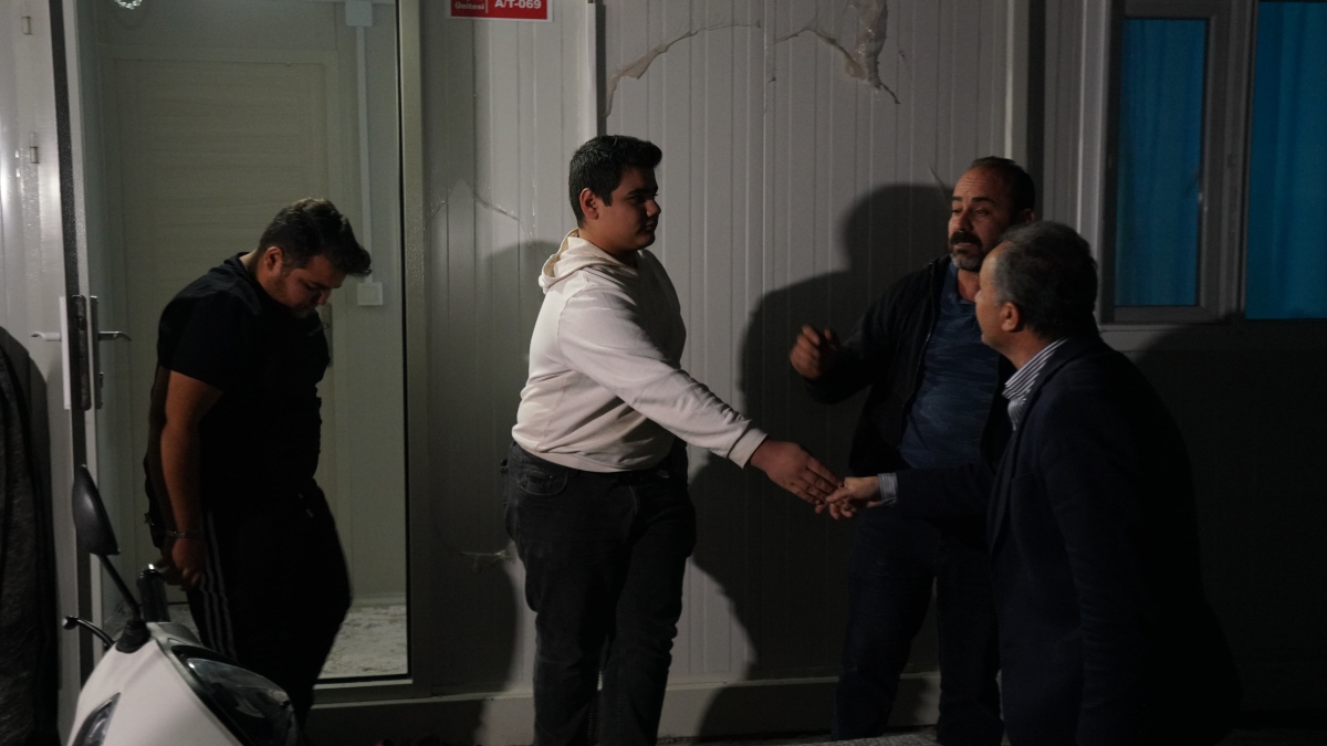 Başkan Kılınç, Konteyner kentte kapı kapı gezerek vatandaşları dinledi