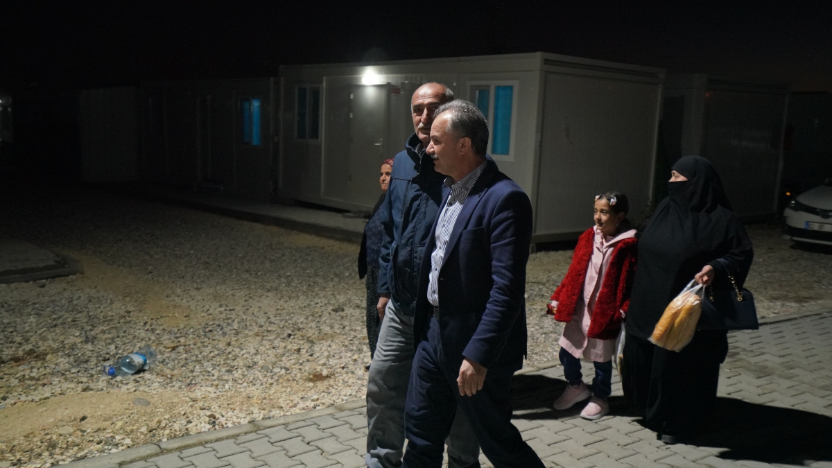 Başkan Kılınç, Konteyner kentte kapı kapı gezerek vatandaşları dinledi