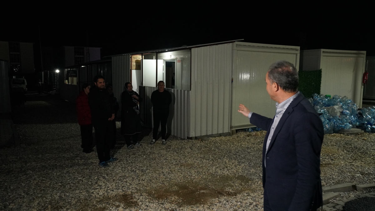 Başkan Kılınç, Konteyner kentte kapı kapı gezerek vatandaşları dinledi