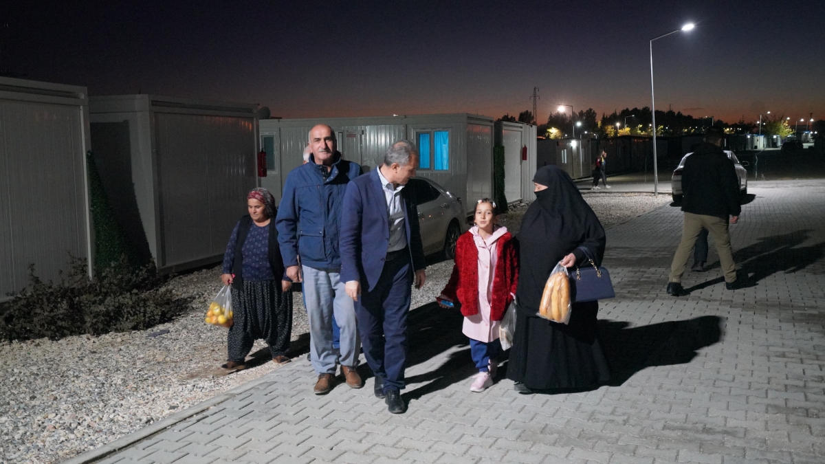 Başkan Kılınç, Konteyner kentte kapı kapı gezerek vatandaşları dinledi