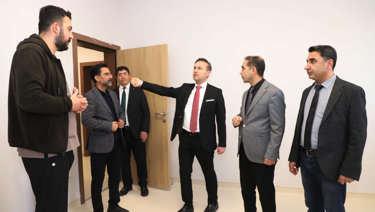 Sağlık Müdürü Prof.Dr. Mehmet Şirik, Onkoloji Merkezi'ndeki hastaları ziyaret etti