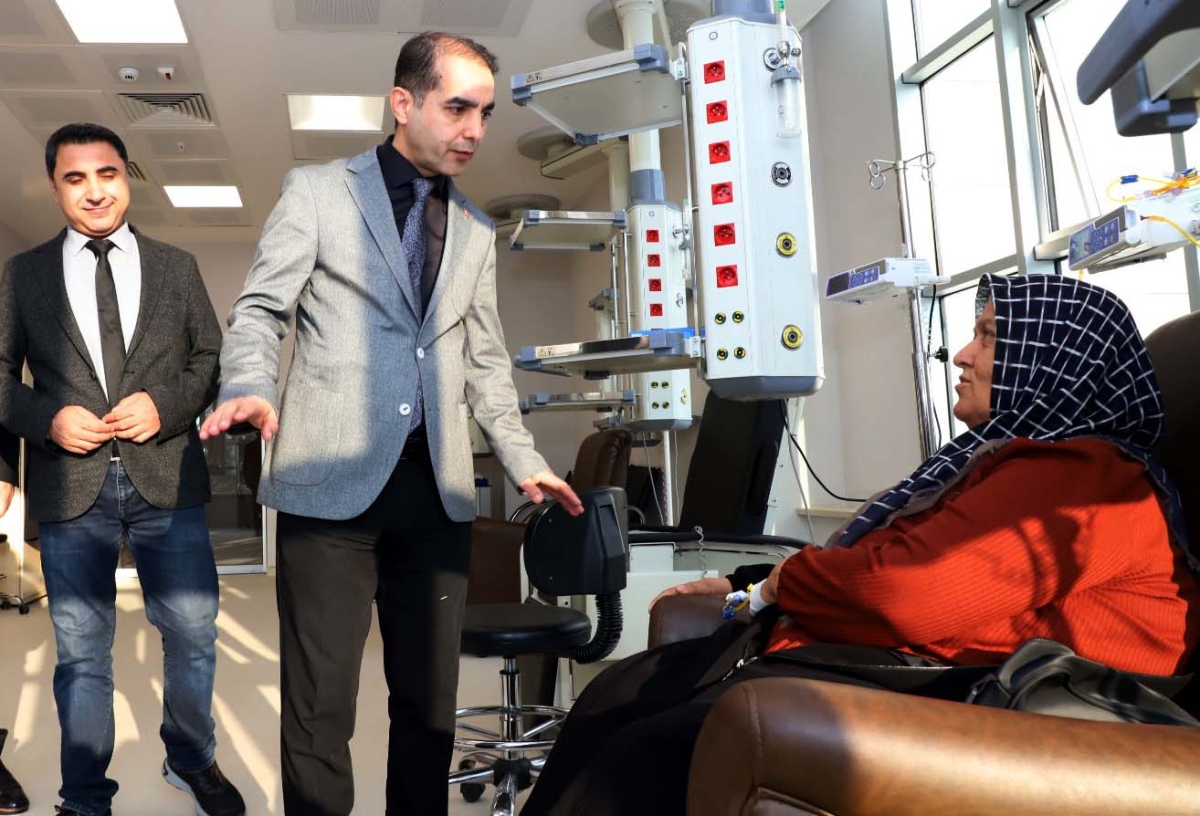 Sağlık Müdürü Prof.Dr. Mehmet Şirik, Onkoloji Merkezi'ndeki hastaları ziyaret etti