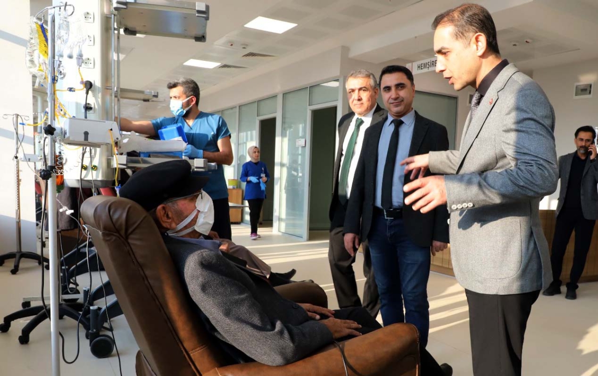 Sağlık Müdürü Prof.Dr. Mehmet Şirik, Onkoloji Merkezi'ndeki hastaları ziyaret etti
