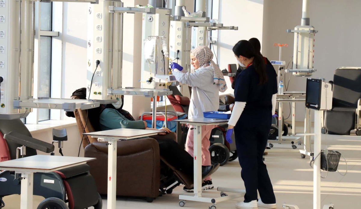 Sağlık Müdürü Prof.Dr. Mehmet Şirik, Onkoloji Merkezi'ndeki hastaları ziyaret etti
