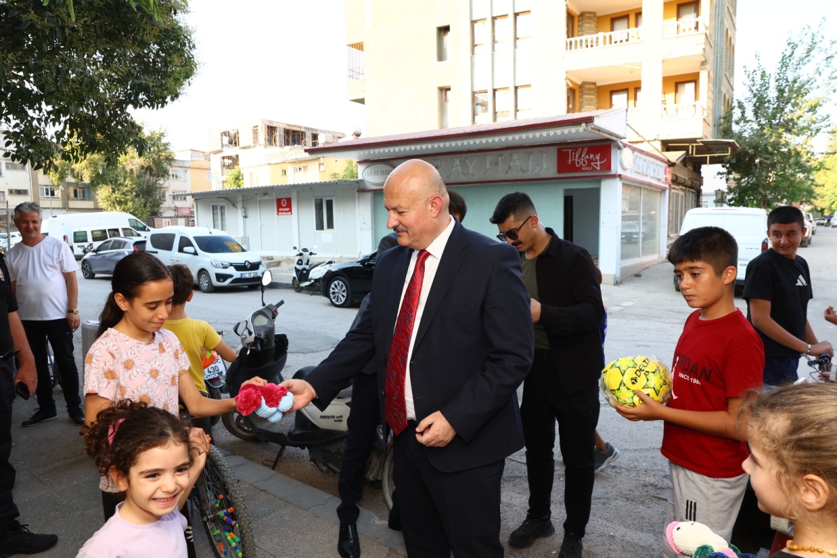 Vali Abdullah Küçük Sıratut Mahallesi esnaflarıyla buluştu
