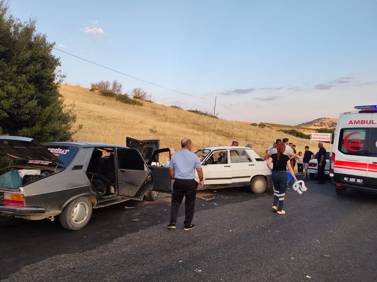Besni’de iki otomobil çarpıştı: 8 yaralı