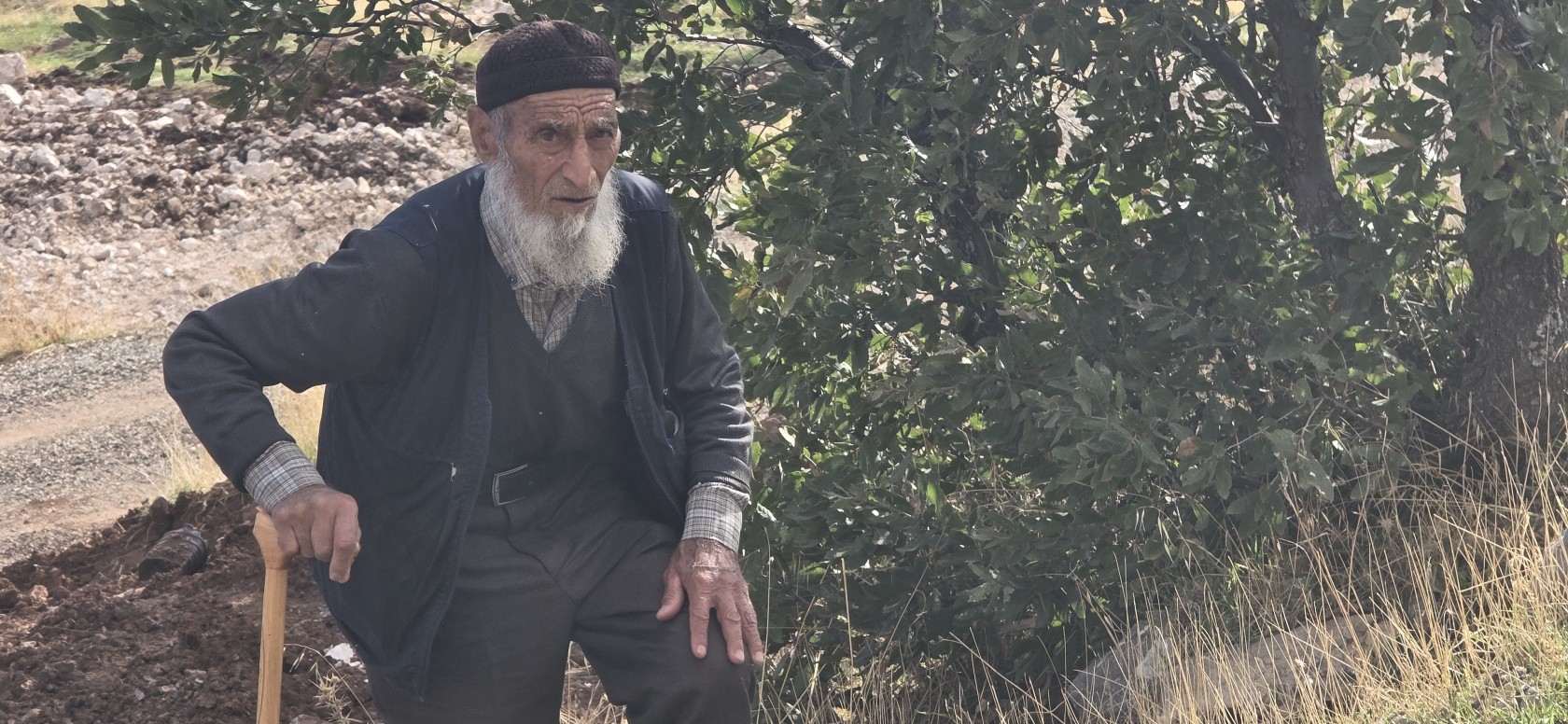 Eşi ve kendisi için mezar kazdırdı