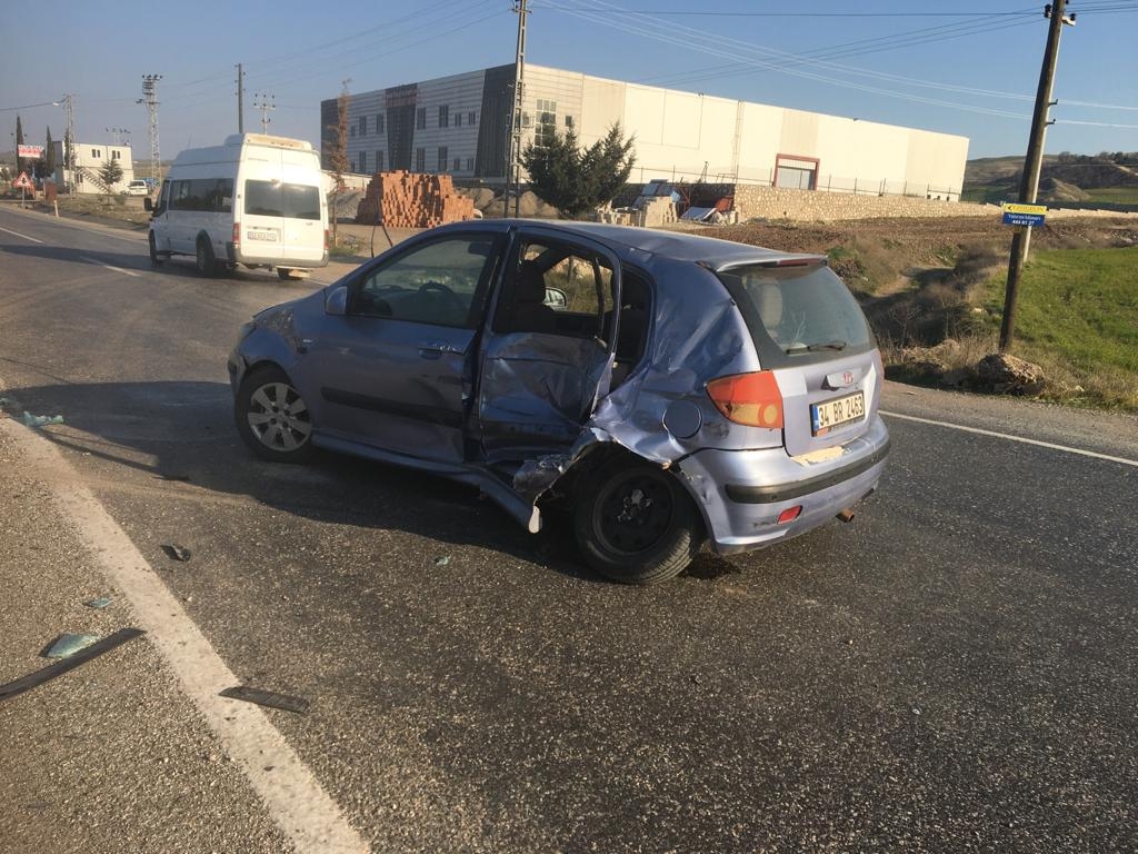 Adıyaman'da kamyonetle otomobil çarpıştı: 7 yaralı  - Videolu Haber