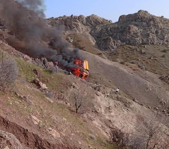 Şarampole devrilerek alev alan kamyonetteki 2 kişi yaralandı