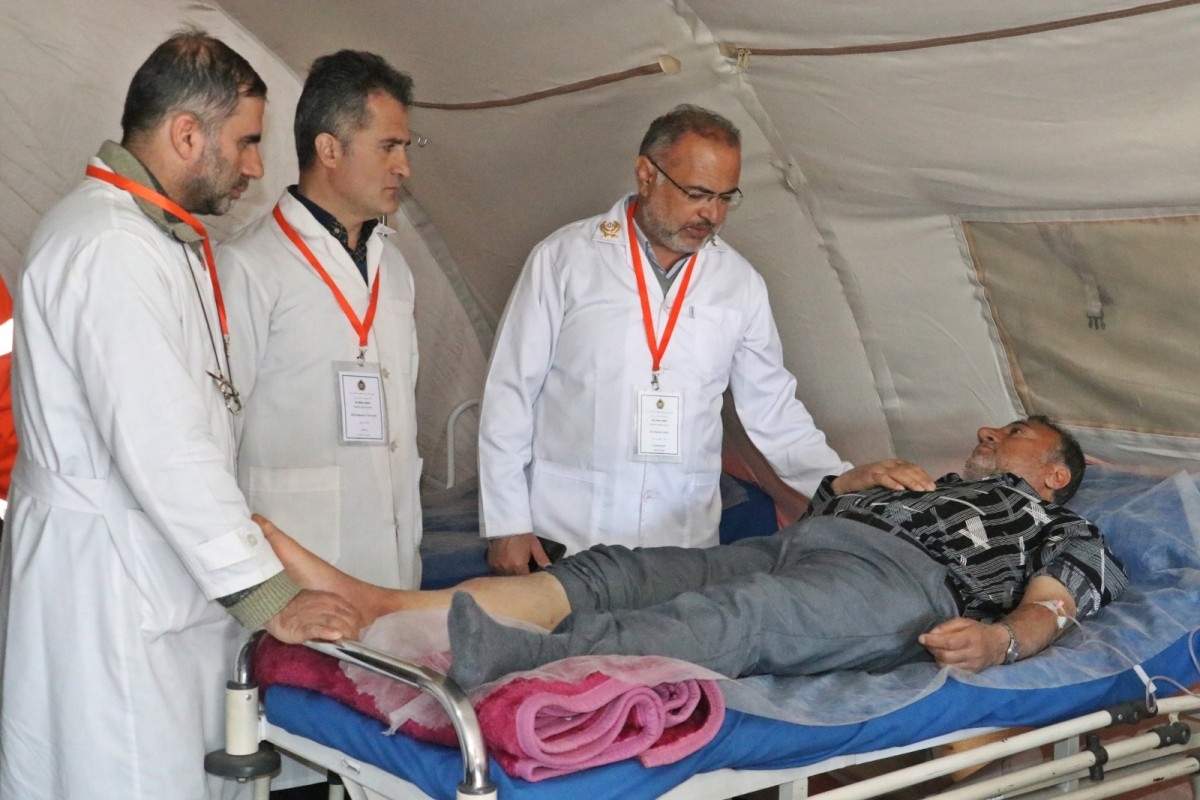 İranlı doktorlar, Adıyaman'da sahra hastanesi kurdu