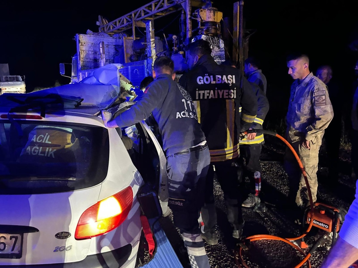 Otomobil kamyonla çarpıştı: 1 ölü, 1 yaralı