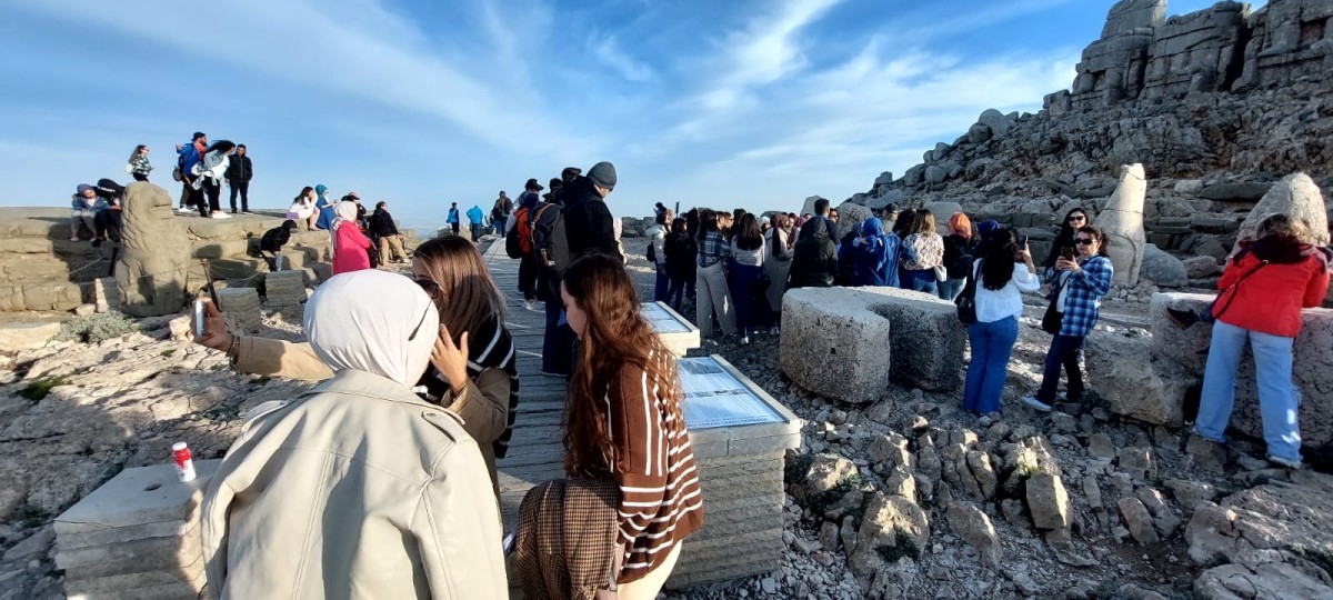 Nemrut Dağı'na turist yoğunluğu devam ediyor  - Videolu Haber