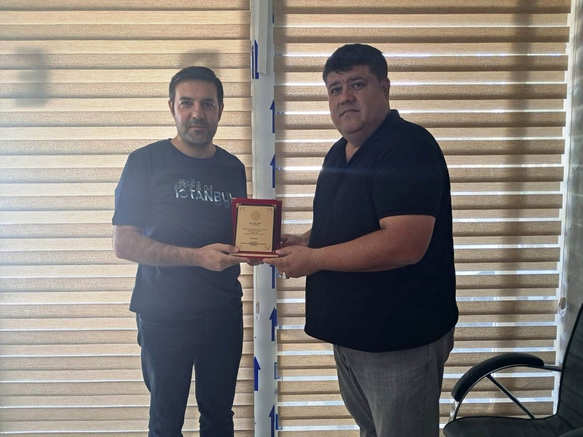 Başkan Kaşıkara'dan Alan'a plaket