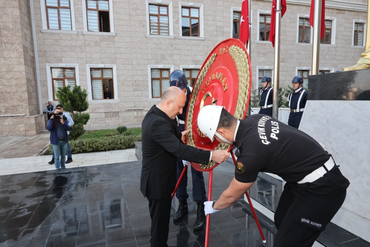 Adıyaman’da 10 Kasım anma töreni valilikte yapıldı