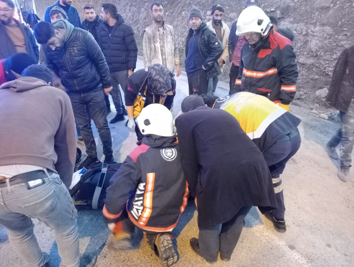 Hafif ticari araçla motosiklet çarpıştı: 2 yaralı  - Videolu Haber