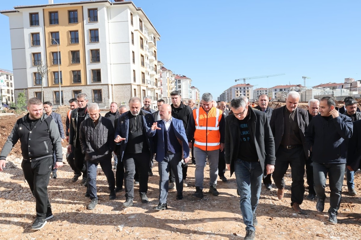 Vali Varol: Kalıcı konut inşaatlarında 7 bin kişi çalışıyor, bu sayı 15 bine çıkacak  - Videolu Haber