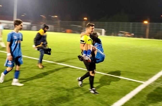 Hakem sakatlanan futbolcuyu kucağında taşıdı