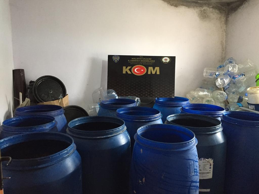 Malatya'da 4 ton 800 litre kaçak içkiye 3 gözaltı  - Videolu Haber