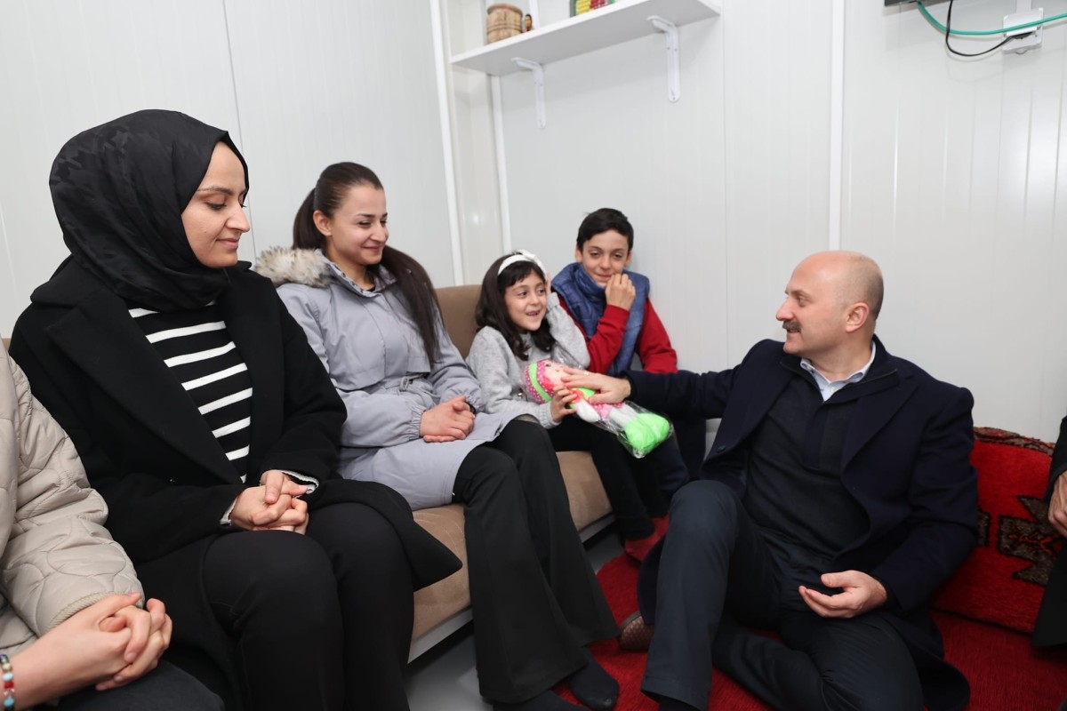Vali Dr. Varol K2-A ve K2-B konteyner kenti ziyaret etti çocuklara oyuncak dağıttı