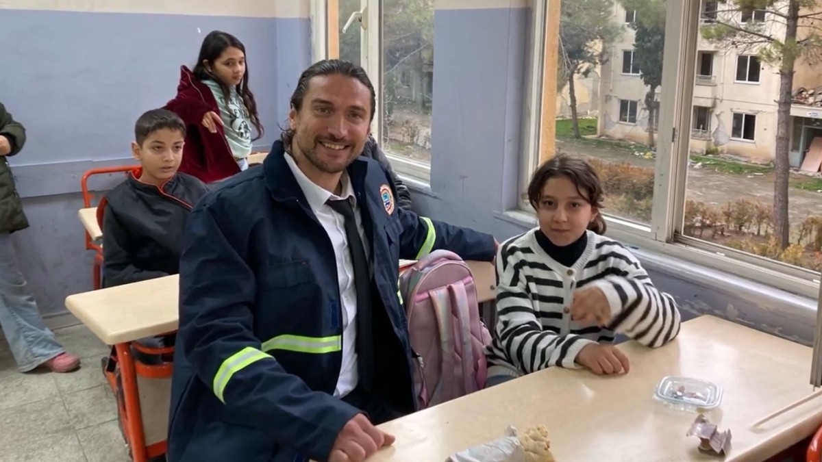 Gölcük Tersanesi personeli depremin 160’ıncı saatinde kurtardıkları Aysima’yı ziyaret etti  - Videolu Haber