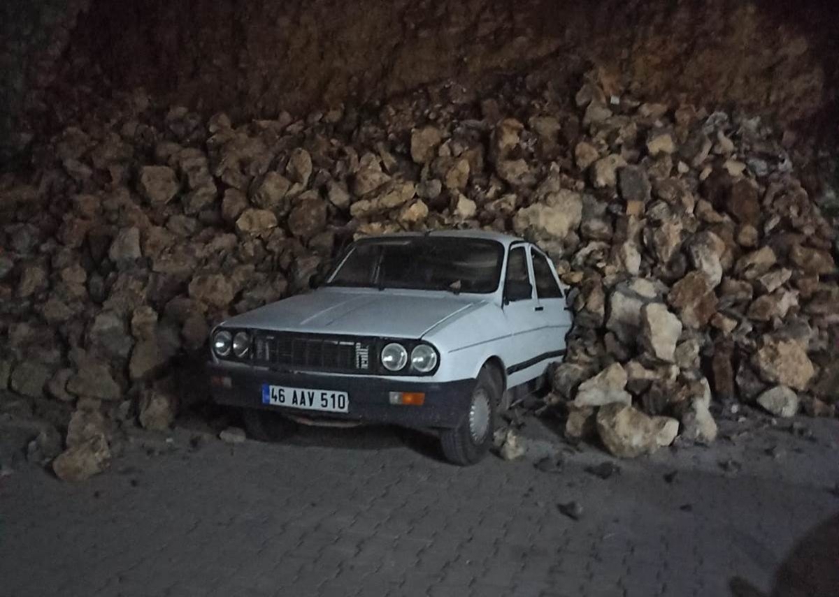 Besni'de istinat duvarı otomobillerin üzerine çöktü