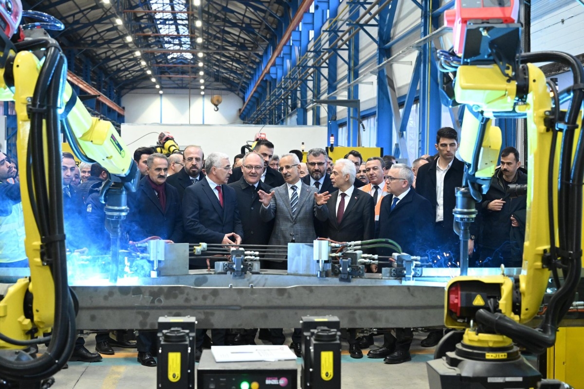 Bakan Uraloğlu: Milli elektrikli hızlı tren seti prototipi bu yıl raylara inecek