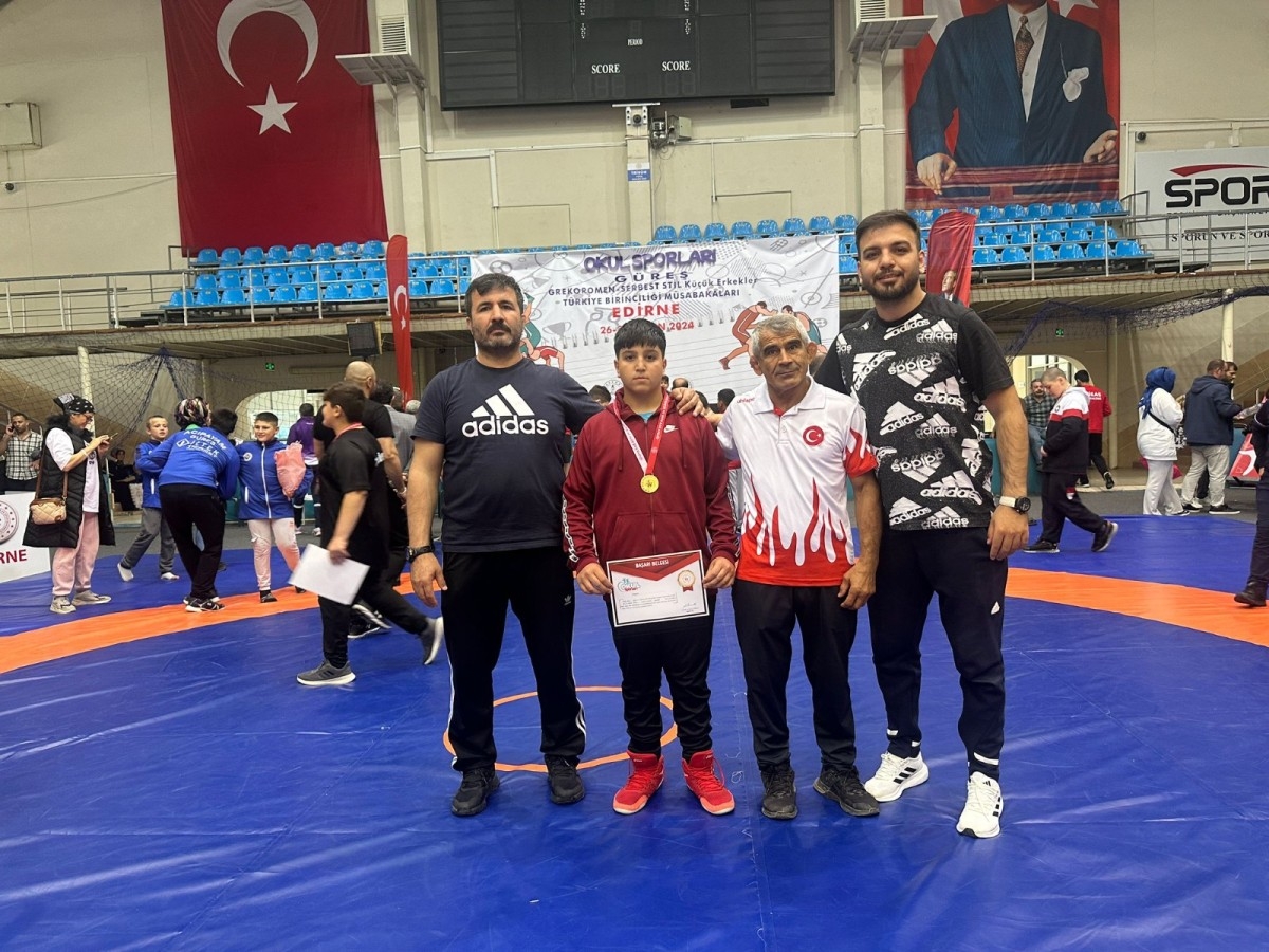 Berat Alkan güreşte Türkiye şampiyonu