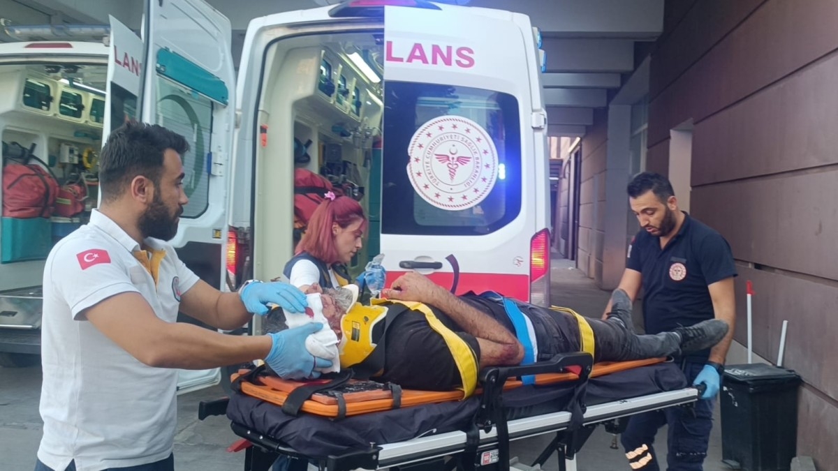 Otomobil şarampole uçtu: 2 yaralı   - Videolu Haber