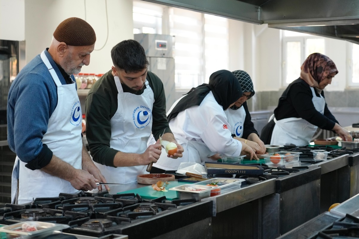 Emektarlar ve Öğrenciler 'En Lezzetli Abuzer Kebabı' için yarıştı