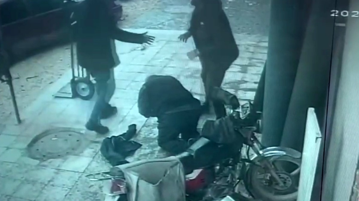 Şanlıurfa’da yaşlı adamın tüfekle vurulması kameraya yansıdı  - Videolu Haber