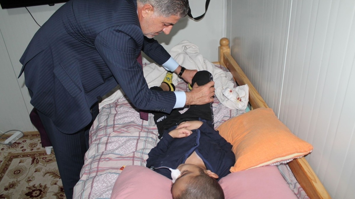 AK Parti Adıyaman Milletvekili İshak Şan, lösemi hastası minik Yusuf Ali'ye destek oldu