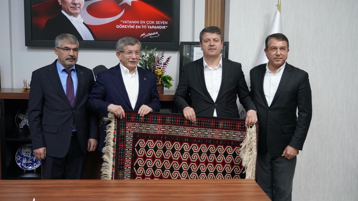 Ahmet Davutoğlu Adıyaman'a geldi: 'Konteyner yaşamı kalıcı hale geldi, bu kabul edilemez'  - Videolu Haber