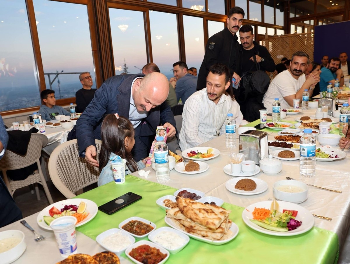Vali Varol, deprem konutlarının inşasında görev alan personelle iftar programında buluştu