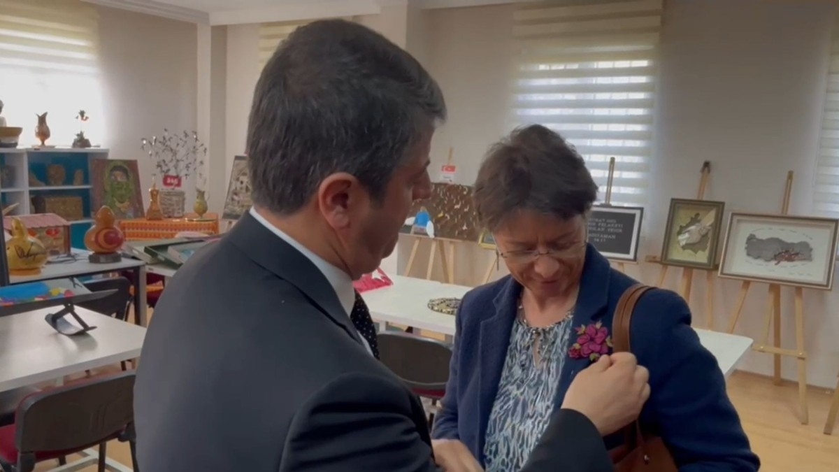 Tutdere'den Fransa Büyükelçisi Isabelle Dumont’a 'Umut Çiçeği' broşu  - Videolu Haber