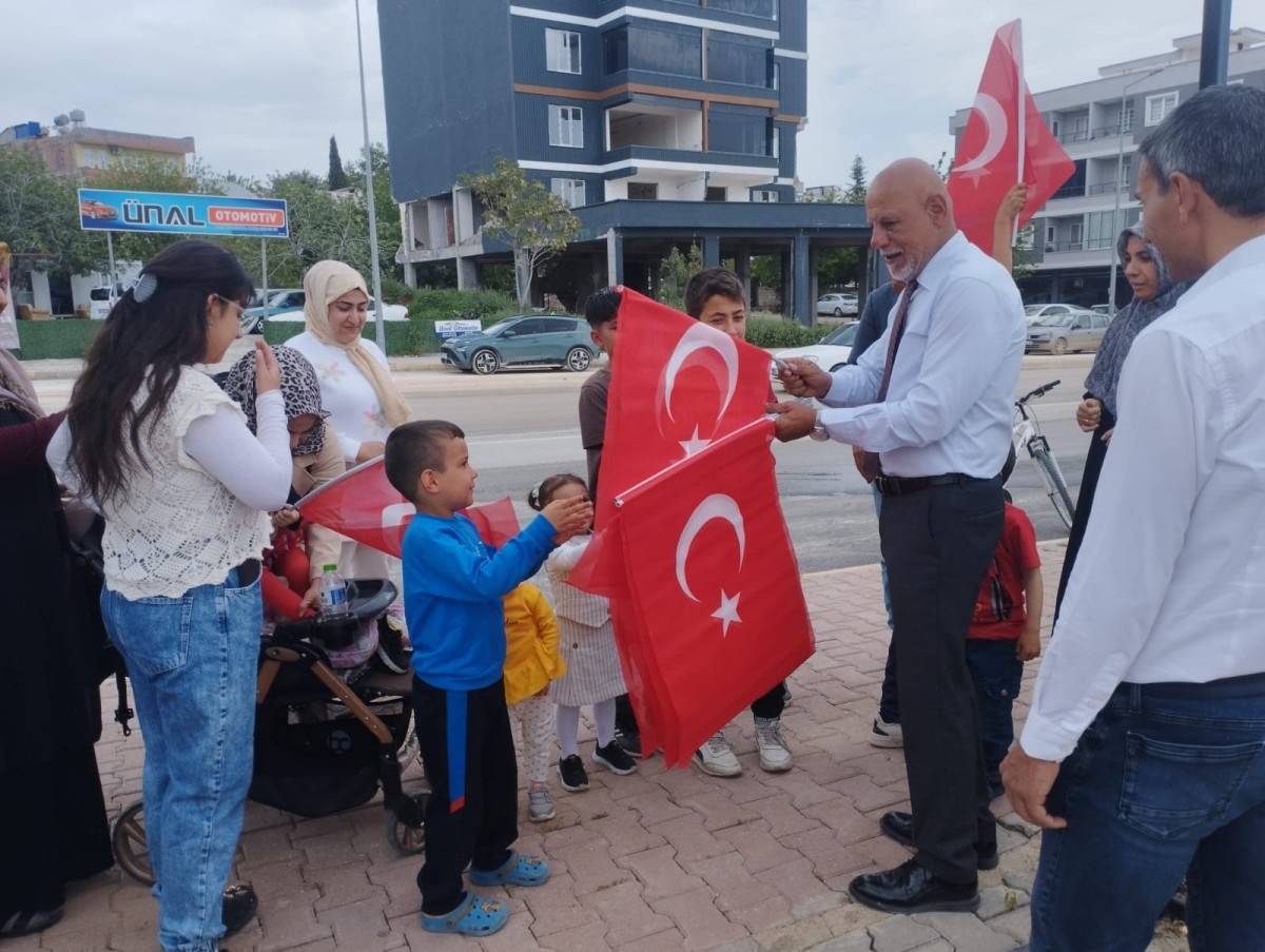 Hedef Kızılelma Derneği: 'Çocuklarımıza Türk Bayrağı armağan ettik'  - Videolu Haber
