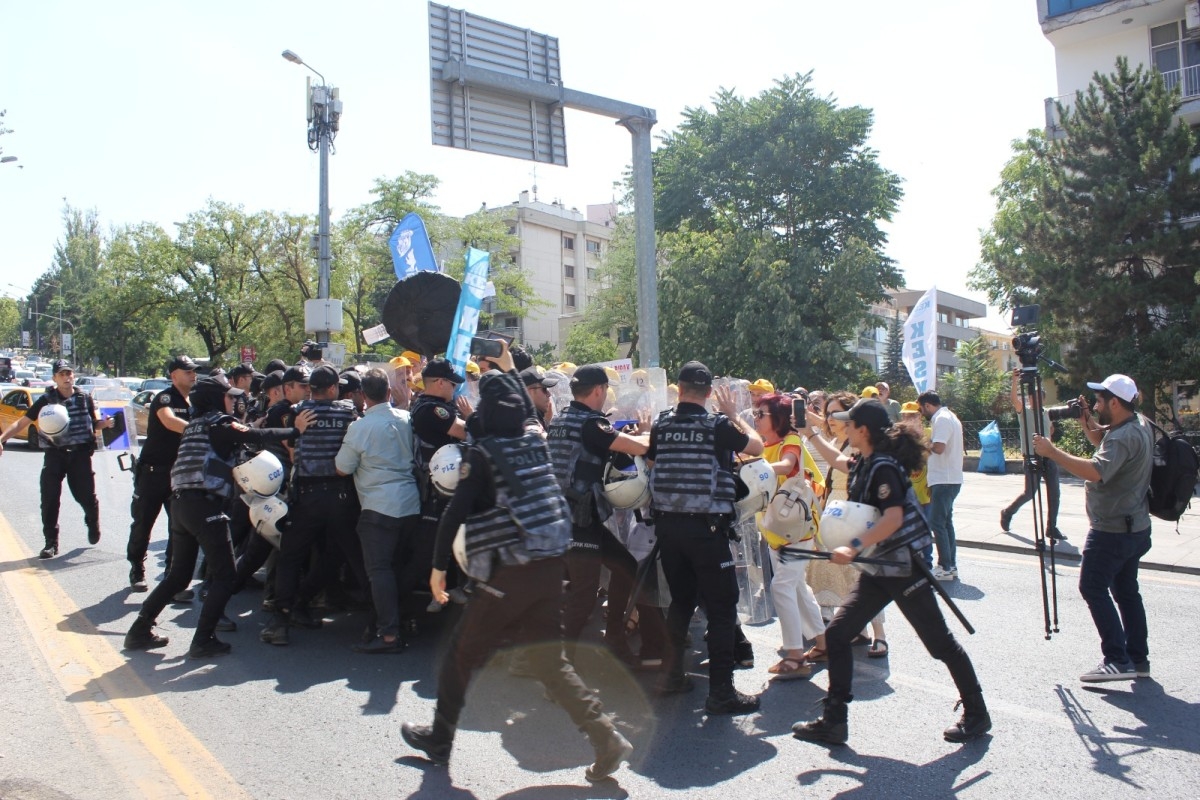 KESK’ten İsrail protestosu: Büyükelçilik konutu önüne siyah çelenk ve çocuk oyuncakları bırakıldı