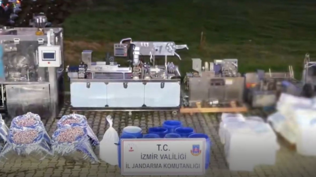 İzmir’de 1,6 ton uyuşturucu hap hammaddesi ele geçirildi  - Videolu Haber