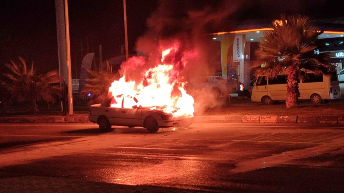 Adıyaman'da seyir halindeki otomobil alev aldı  - Videolu Haber