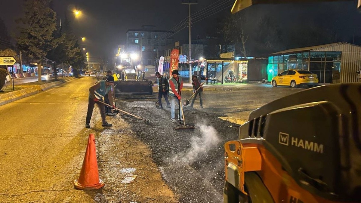 Adıyaman Yeşilyurt Mahallesi Malatya Caddesi’nde bozulan yol onarılıyor