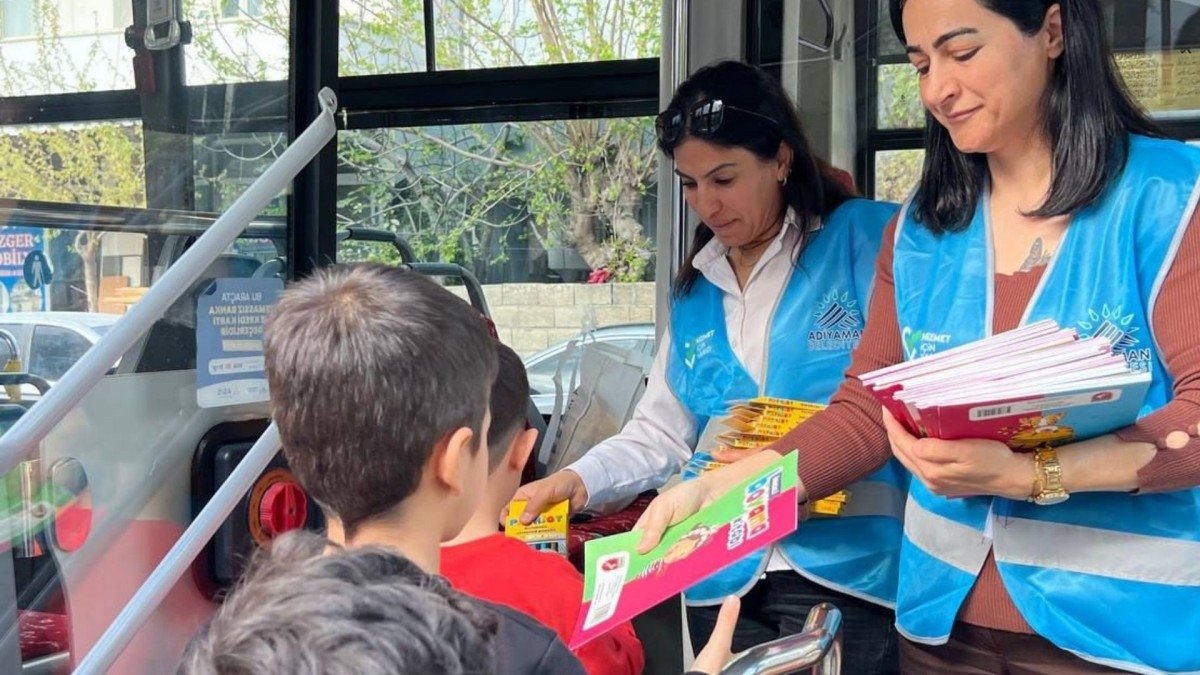 Başkan Tutdere’den çocuklara 23 Nisan hediyesi: 300 boyama setini öğrenciler ulaştırıldı  - Videolu Haber