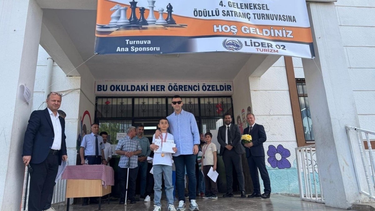 Vali Yardımcısı Göktaş, Menderes İlkokulu Satranç Turnuvası’nın ödül törenine katıldı