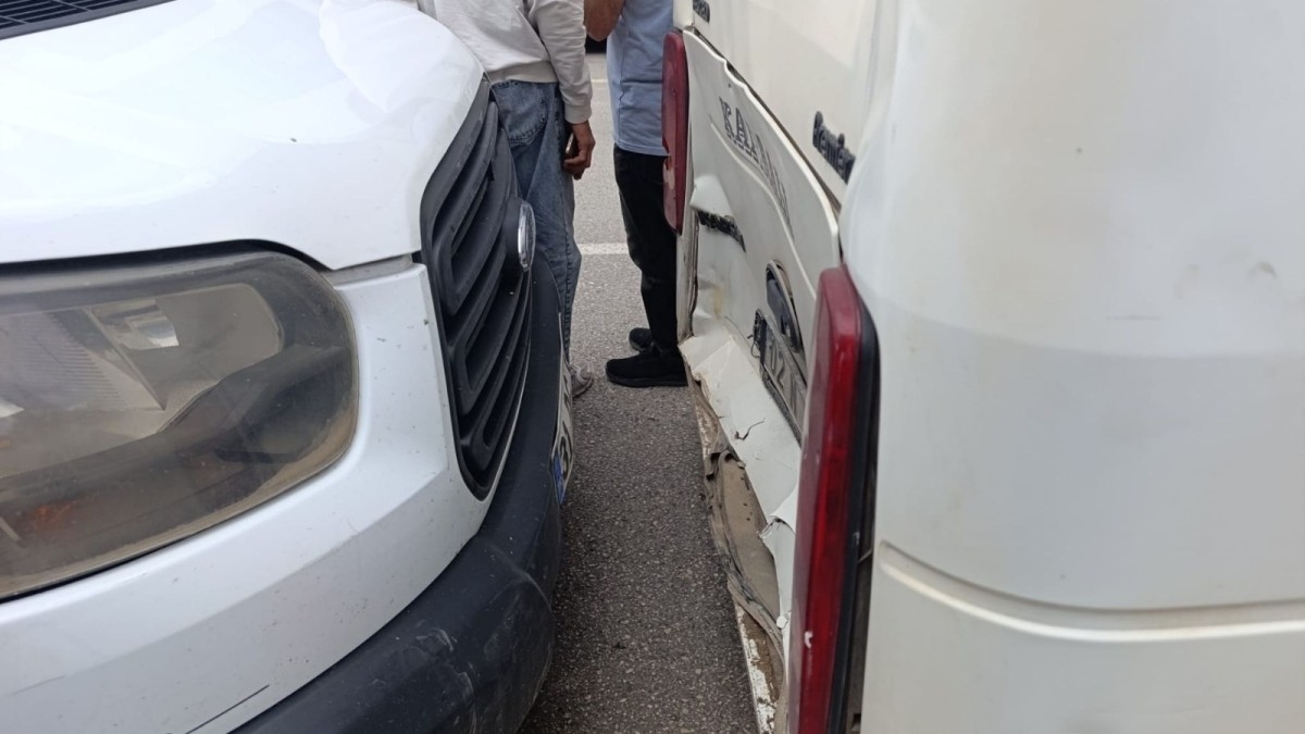 Adıyaman’da bayram yoğunluğunda çarşı merkezinde maddi hasarlı kaza
