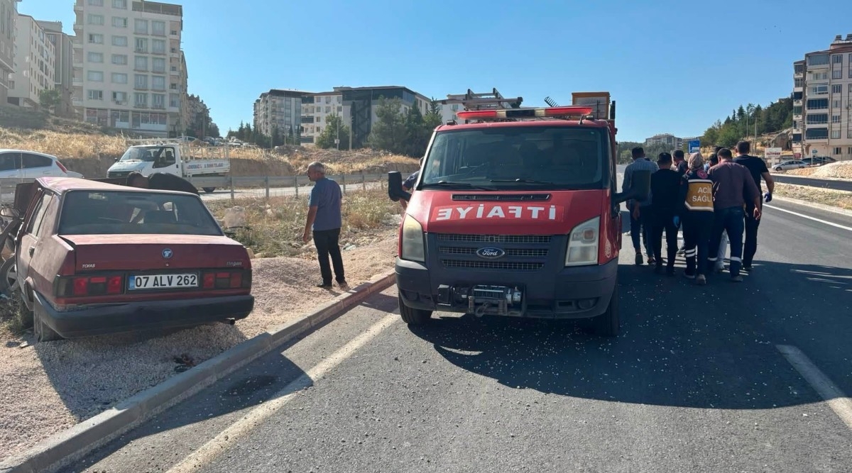 Şarampole devrilen otomobil sürücüsü yaralandı  - Videolu Haber