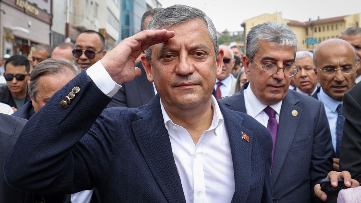 Özgür Özel: Eski nesil siyasetten bıkmış herkesi YENİ Parti'ye davet ediyorum