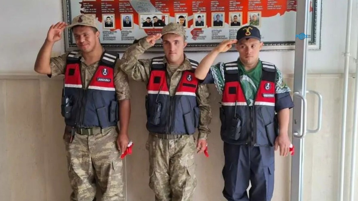 Besnili üç özel birey asker kınası yaktı, üniforma giydi: Duygu dolu tören