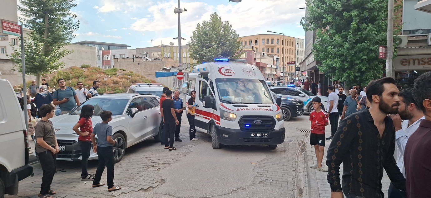 Adıyaman’da kadını kurtarmak isteyen genç bıçaklandı