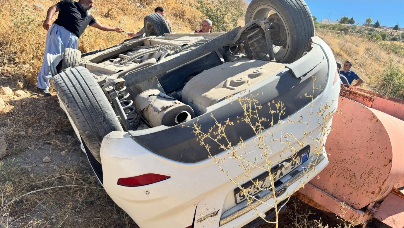 Şarampole devrilen otomobildeki karı koca yaralandı