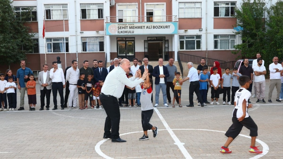 Kahta’da okul bahçesi mini futbol sahasına dönüştürüldü