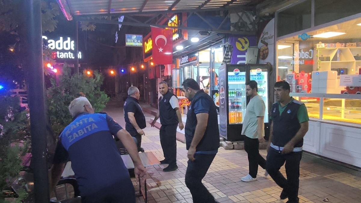 Kahta’da zabıtadan gece denetimi: Kaldırım ve yolları işgal eden aparatlar toplandı